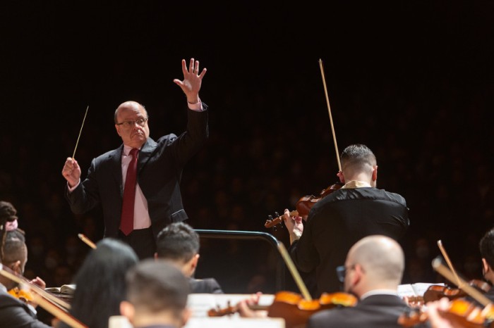Com o tema “Venha se aquecer com Tchaikovsky”, a apresentação da Orquestra Sinfônica do Paraná traz um espetáculo inteiro baseado na obra de Piotr Ilitch Tchaikovsky. / Créditos: Teatro Guaíra