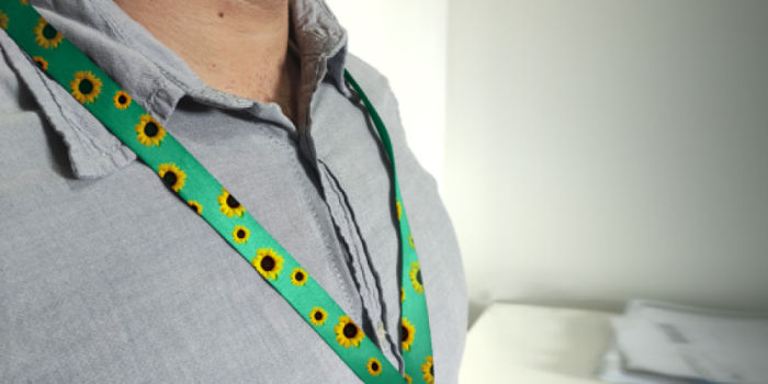 O cordão sinaliza a preferência de atendimento e suporte diferenciado para indivíduos com deficiências como autismo, TDAH, demência, Doença de Crohn, colite ulcerosa e fobias em relação a voos. Essas deficiências são, segundo o texto, principalmente relac