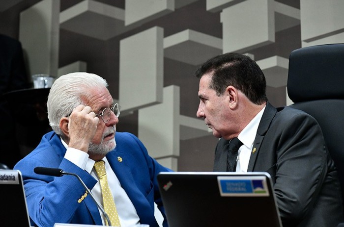 O autor do projeto, senador Jaques Wagner, conversando com o presidente da CAE, senador Vanderlan Cardoso - Foto: Geraldo Magela/Agência Senado