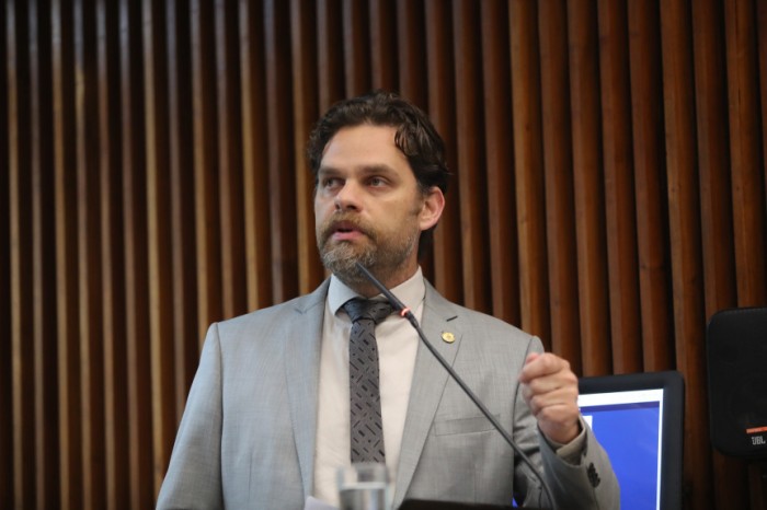 “Além de permitir que as pessoas acessem seus direitos de forma mais ampla, a tarifa zero contribui para a diminuição da emissão de carbono, por diminuir o número de carros circulando, e com a saúde da população, por reduzir a poluição do ar e o número de
