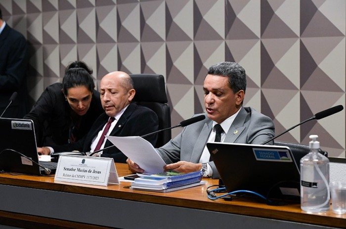 O senador Mecias de Jesus (à dir., ao lado do deputado Alfredinho) é relator da medida provisória - Foto: Roque de Sá/Agência Senado