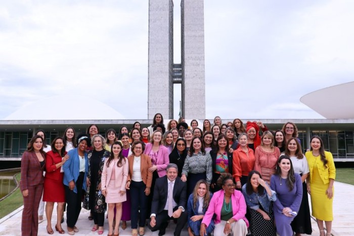 Parte da bancada feminina com o presidente da Câmara, Arthur Lira, na abertura da campanha Março Mulher - (Foto: Marina Ramos/Câmara dos Deputados)