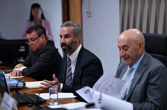 indicado para exercer o cargo de diretor-geral do Dnit, Fabricio de Oliveira Galvão fala ao lado do presidente da Comissão de Infraestrutura, Confúcio Moura - Foto: Edilson Rodrigues/Agência Senado