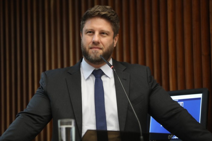 “Conseguimos alguns avanços e em alguns pontos o governo não cedeu. Para os policiais civis, foi uma derrota a unificação dos escrivães e agentes”, disse o deputado Requião Filho, líder da Oposição na Casa. / Créditos: Orlando Kissner/Alep