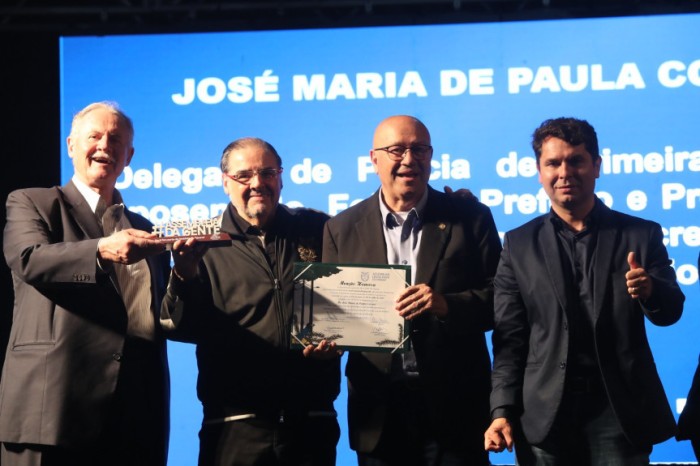 Na sessão em Paranaguá, Romanelli homenageou o advogado e ex-delegado da Polícia Civil José Maria de Paula Correia, que já foi presidente da Adepol (Associação dos Delegados do Paraná), vereador em Curitiba, prefeito de Matinhos, diretor da Celepar e da P