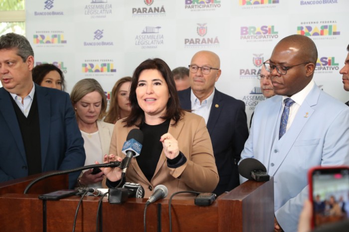 A ministra do Planejamento e Orçamento, Simone Tebet, ao lado do ministro chefe da Secretaria-Geral da Presidência da República, Márcio Macêdo, e o ministro de Estado dos Direitos Humanos, Sílvio Almeida. / Créditos: Valdir Amaral/Alep