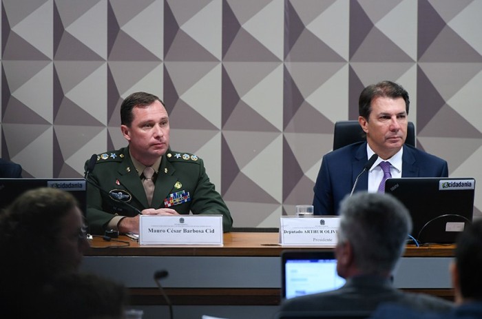 O tenente-coronel Mauro Cid ao lado do presidente da CPMI do 8 de Janeiro, deputado Arthur Maia - Foto: Edilson Rodrigues/Agência Senado