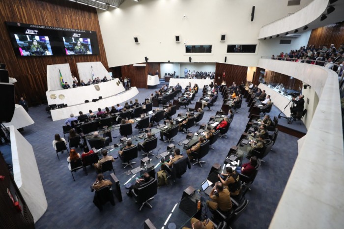 Temas de grande relevância e de discussão pela sociedade brasileira e também da classe política, como a reforma tributária, aprovada recentemente pelos deputados federais, e a nova lei de licitações e contratos para o setor público, que lotaram o Plenário