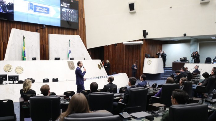 Até o dia 28 de julho, estudantes universitários de 14 instituições de ensino irão vivenciar o dia a dia das atividades dos parlamentares estaduais. / Créditos: Orlando Kissner