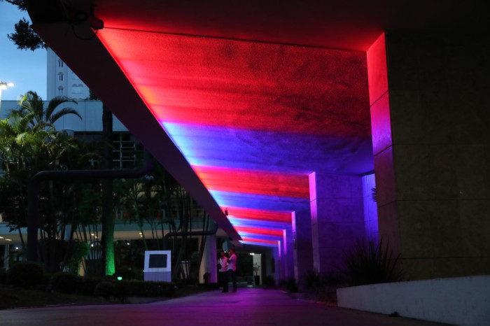 As luminárias em tecnologia de LED permitem que o edifício da Casa de Leis dos paranaenses esteja sempre engajado na educação, mobilização e conscientização social, com tons que representam causas relacionadas a saúde, garantia de direitos, diversidade ou