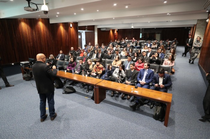 “Grande parcela da população paranaense e brasileira não tem ideia de como funcionam os parlamentos. Esta iniciativa da Assembleia Legislativa é um grande laboratório de ideias. Na medida que estes jovens exerçam a função de deputados, propondo leis, disc