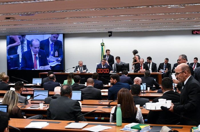 Reunião da Comissão Mista de Orçamento, em 12 de julho; no telão, o senador Marcelo Castro - Foto: Roque de Sá/Agência Senado