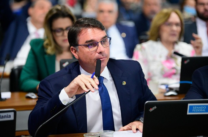 Autor de um dos projetos, Flávio Bolsonaro classificou decreto do governo como 
