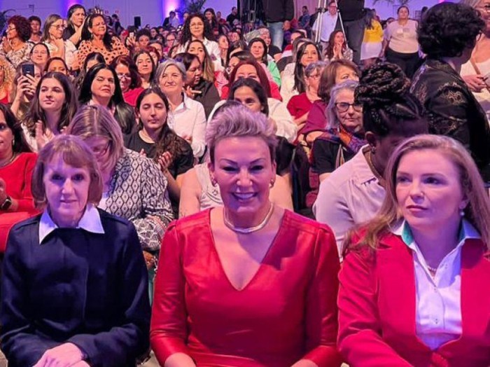 (Esq. p/ dir.) A deputada Luciana Rafagnin (PT), a procuradora especial da Mulher da Assembleia, deputada Cloara Pinheiro (PSD), e a a secretária estadual da Mulher, Igualdade Racial e Pessoa Idosa do Paraná, Leandre Dal Ponte. / Créditos: Divulgação