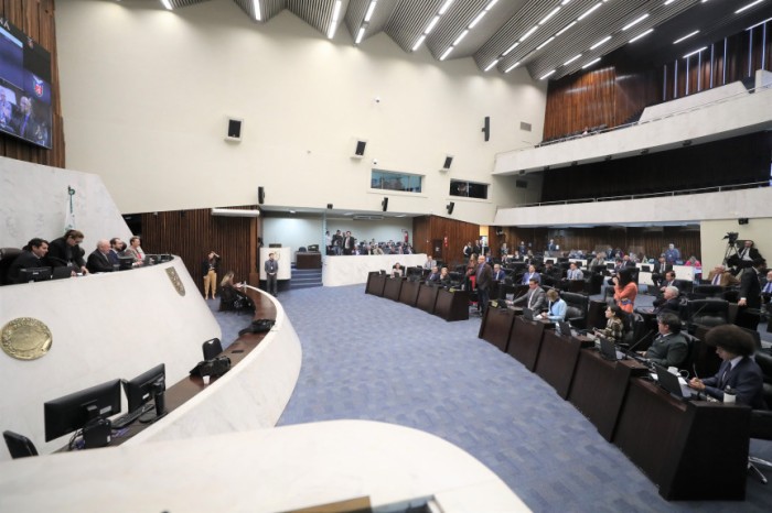 Assinada pelo presidente da Assembleia Legislativa do Paraná, deputado Ademar Traiano (PSD), pelo primeiro-secretário, deputado Alexandre Curi (PSD), e pela segunda-secretária, deputada Maria Victoria (PP), a proposição 617/2023 foi lida durante a sessão 