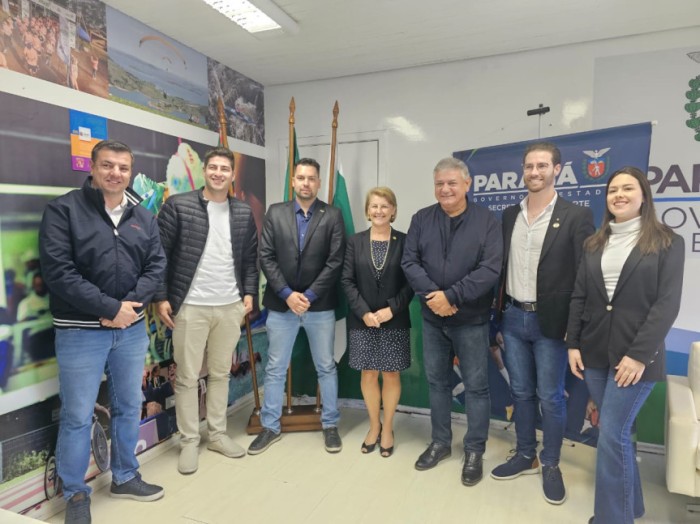 Márcia Huçulak entre o secretário Helio Wirbiski (à dir.) e o presidente da ACIM, Felipe Nascimento, e equipe do Esporte: reforço para o Litoral. / Créditos: Divulgação Gabinete Márcia Huçulak