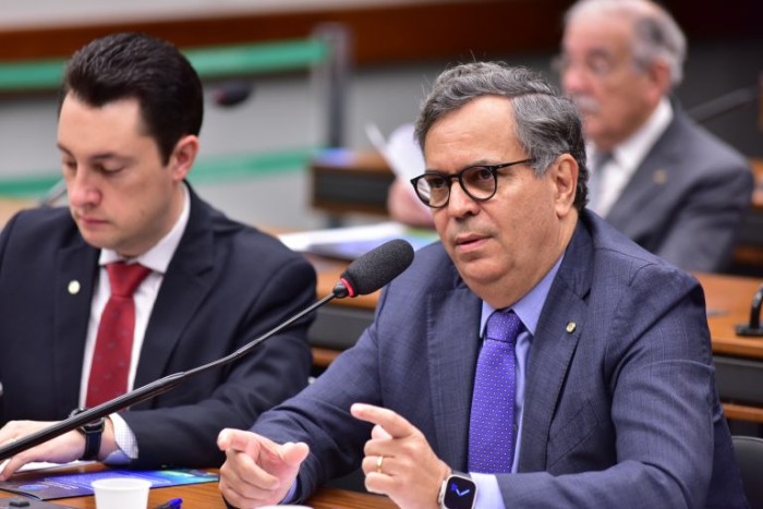 Mendonça Júnior: norma existente não é suficiente para promover uso adequado das espumas - (Foto: Zeca Ribeiro/Câmara dos Deputados)