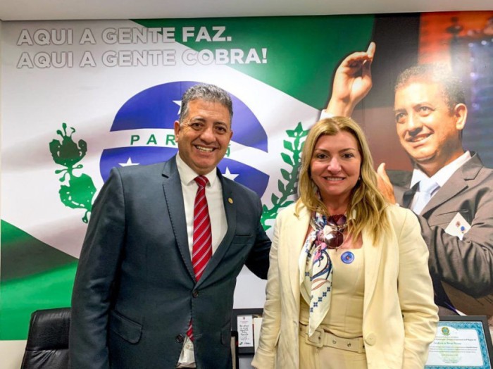 O deputado Cobra Repórter (PSD) ao lado da diretora-superintendente do HU de Londrina, Vivian Feijó. / Créditos: Divulgação