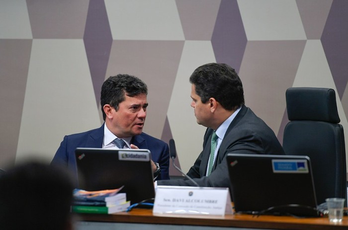 O relator, Sergio Moro, conversa com o presidente da CCJ, Davi Alcolumbre - Foto: Edilson Rodrigues/Agência Senado
