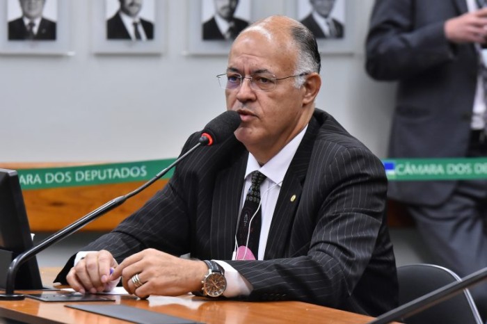 O deputado Pastor Eurico recomendou a aprovação do projeto - (Foto: Reila Maria/Câmara dos Deputados)
