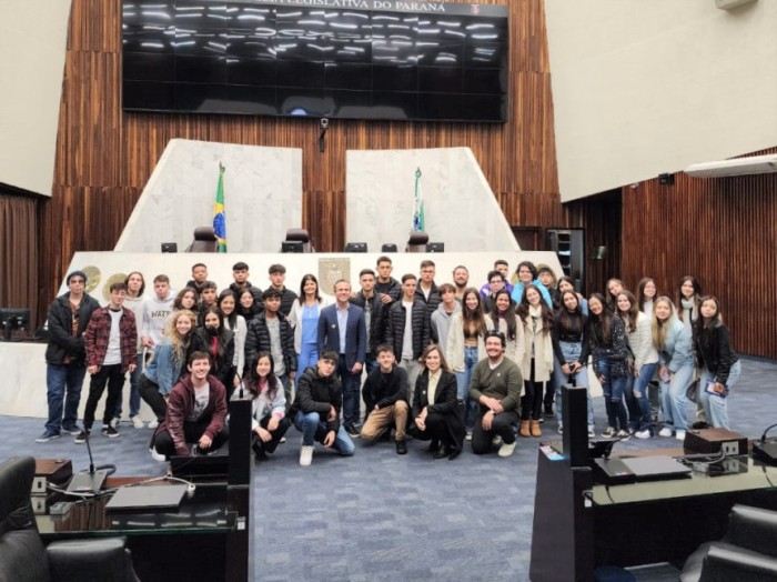 Vindos do Norte Pioneiro, os alunos do 2° e 3° ano do ensino médio, do colégio Magnus, conheceram os espaços da Assembleia e tiraram suas dúvidas sobre a história política do Paraná. / Créditos: André Luiz Slosavski