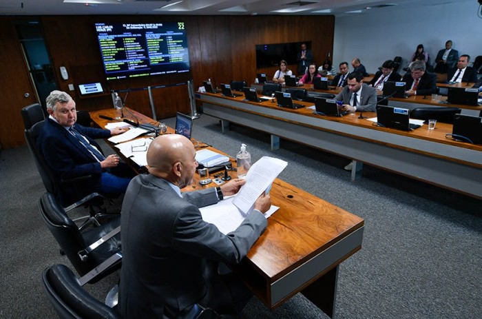 Confúcio Moura (ao microfone) e senadores na comissão, em julho: CI volta a se reunir na terça com 18 itens em pauta - Foto: Edilson Rodrigues/Agência Senado