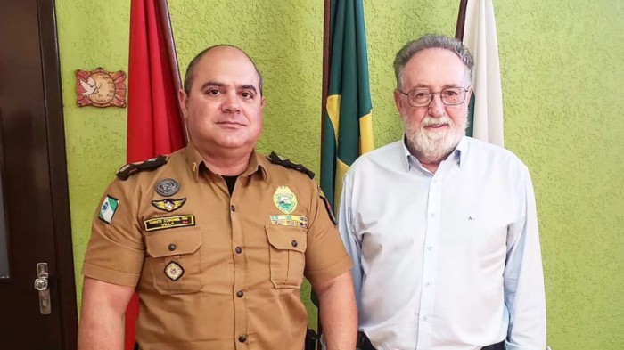 Deputado Tercilio Turini e o agora coronel Nelson Villa Junior, em recente visita ao Batalhão da PM de Londrina: Votos de Congratulações e diploma de Menção Honrosa. / Créditos: Divulgação