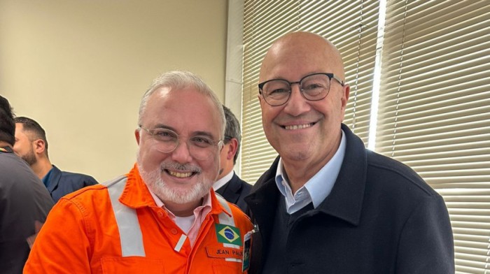 O deputado Luiz Claudio Romanelli (PSD) ao lado do presidente da Petrobras, Jean Paul Prates. / Créditos: Divulgação