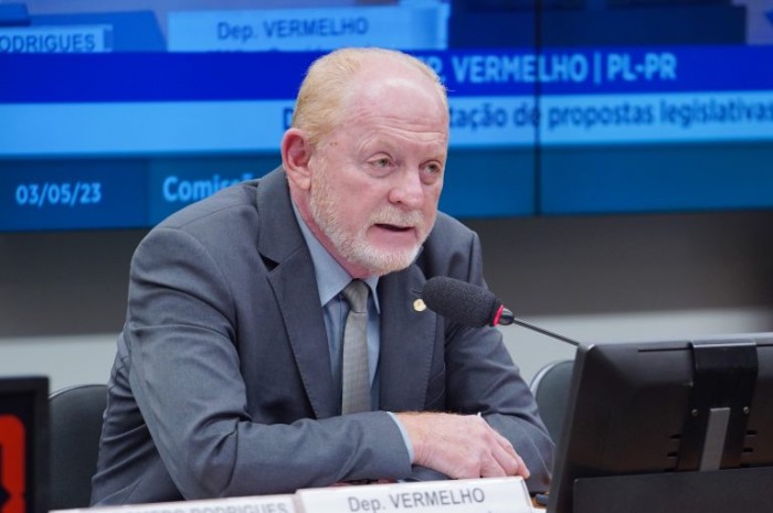 Vermelho: há muito o que melhorar na sinalização das rodovias e das cidades - (Foto: Will Shutter / Câmara dos Deputados)