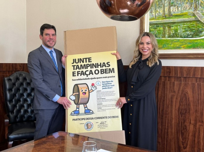 A presidente do Conselho de Ações Solidárias e Voluntariado da Assembleia Legislativa do Paraná, Rose Traiano, ao lado do presidente da Associação dos Procuradores do Estado do Paraná (APEP), Fernando Alcantara Castelo. / Créditos: Divulgação