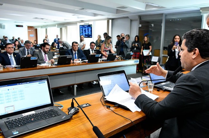 Apresentado pelo Tribunal Superior do Trabalho, projeto recebeu voto favorável do relator, Marcelo Castro, e segue com urgência para o Plenário - Foto: Geraldo Magela/Agência Senado