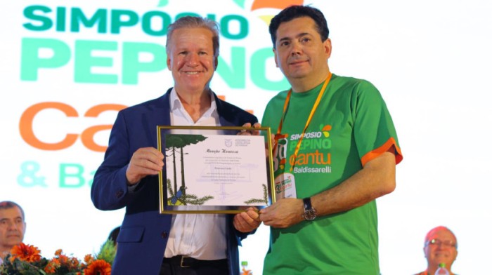 Durante a solenidade de abertura do simpósio, o empresário Peterson Cantu foi homenageado pelo deputado Luis Corti com a entrega de um diploma de Menção Honrosa. / Créditos: André Machado