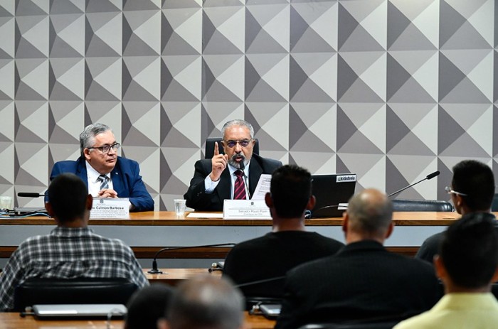 Adalberto Calmon Barbosa ouve o presidente da CDH, Paulo Paim, que pretende ser o relator do projeto - Foto: Geraldo MagelaAgência Senado