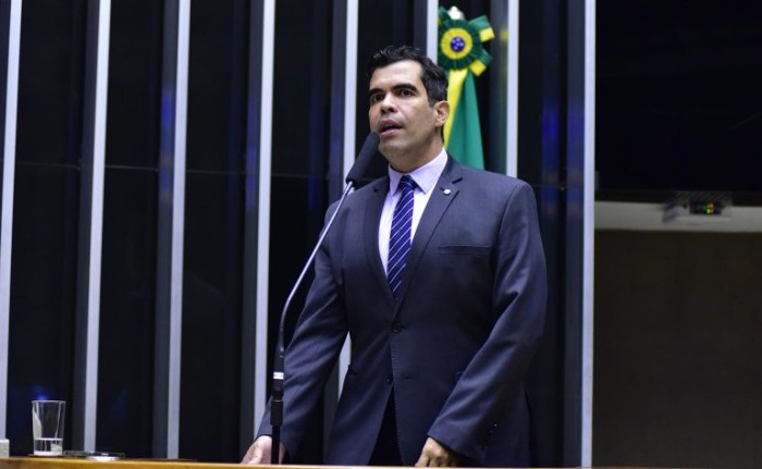 Caso Larissa Manoela inspirou Ricardo Ayres a apresentar o projeto - (Foto: Zeca Ribeiro/Câmara dos Deputados)