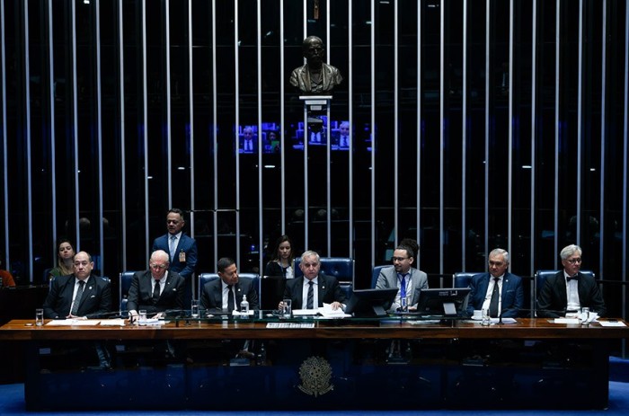Izalci (C) presidiu a sessão solene ao lado de Mourão (E) - Foto: Edilson Rodrigues/Agência Senado