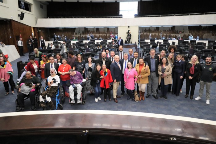 O Grande Expediente da Sessão Plenária desta segunda-feira contou com a participação de representantes da Feapaes/PR e FEBIEX. / Créditos: Orlando Kissner/Alep