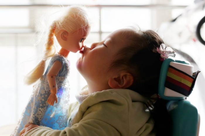 Criança com atrofia muscular espinhal, doença neuromuscular rara - (Foto: Depositphotos)