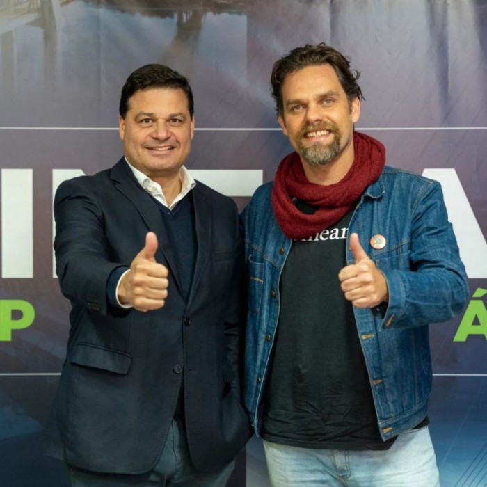 O deputado Goura (PDT) a o lado do secretário de Infraestrutura e Logística, Sandro Alex. / Créditos: Assessoria Mandato Goura
