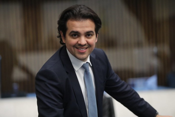 De acordo com o projeto do deputado Luiz Fernando Guerra as placas ou cartazes informativos deverão ser atualizados caso haja alteração nos canais de atendimento e o próprio Poder Executivo poderá afixá-los com o conteúdo especificado em ambientes de uso 