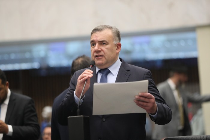 “Apenas duas gotinhas da vacina são o suficiente para proteger as crianças menores de cinco anos contra a poliomielite. Mesmo as crianças que já receberam as vacinas anteriormente devem ser imunizadas. Ao levar as crianças as unidades de saúde, os pais e 