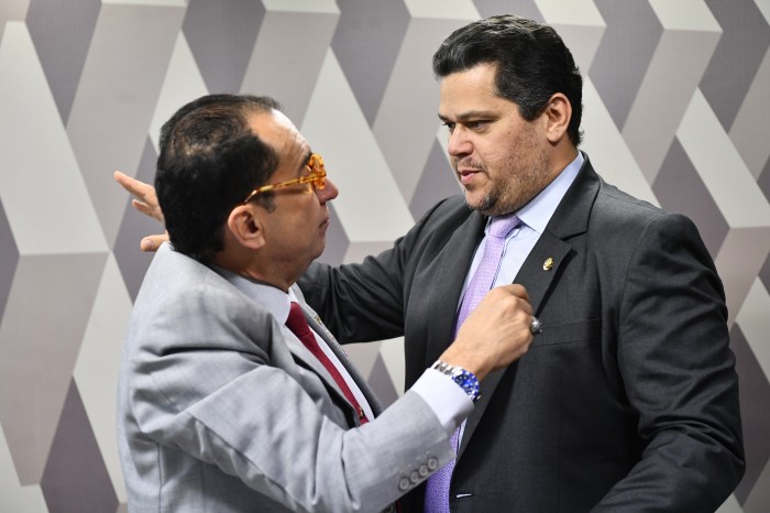Kajuru (esq), com Alcolumbre: o vice-presidente da República permanecerá podendo exercer outras atribuições que lhe forem designadas pelo Presidente - Foto: Geraldo Magela/Agência Senado