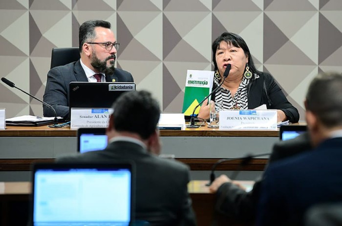 Ao lado do senador Alan Rick, a presidente da Funai, Joenia Wapichana, disse que os povos indígenas não foram consultados sobre o projeto que avançou, mesmo em descumprimento a resolução da OIT, da qual o Brasil é signatário. - Foto: Pedro França/Agência 