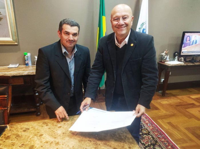 O deputado Luiz Claudio Romanelli (PSD) ao lado do presidente da AMP e prefeito de Santa Cecília do Pavão, Edimar Santos / Créditos: Divulgação