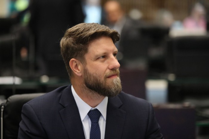 A alegação do parlamentar é de que o Edital, referente ao Lote 01, não prevê o cumprimento das leis paranaenses, aprovadas nas últimas duas décadas, que regulamentam isenções na cobrança de tarifas para usuários com deficiência, autismo, veículos oficiais