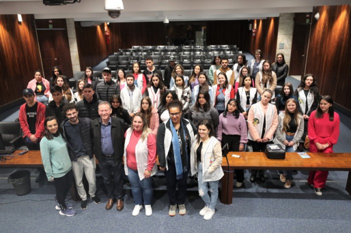 Alunos foram recebidos pelo deputado Professor Lemos (PT), no Plenarinho da Casa. / Créditos: Valdir Amaral/Alep