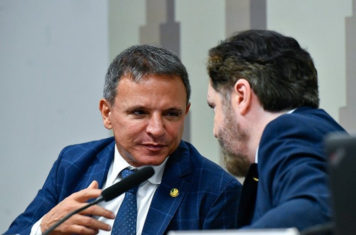 Bittar, relator da CPI das ONGS, e Plínio Valério, presidente, sugeriram convites aos especialistas em questões agrárias e ambientais - Foto: Geraldo Magela/Agência Senado