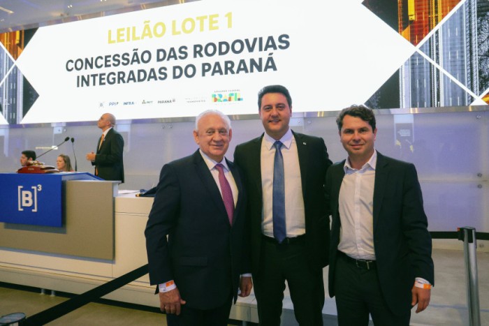 O presidente da Assembleia, deputado Ademar Traiano (PSD), e o primeiro-secretário da Casa, deputado Alexandre Curi (PSD), acompanharam o governador Carlos Massa Ratinho Junior no pregão ocorrido na Bola de Valores, em São Paulo. / Créditos: Divulgação