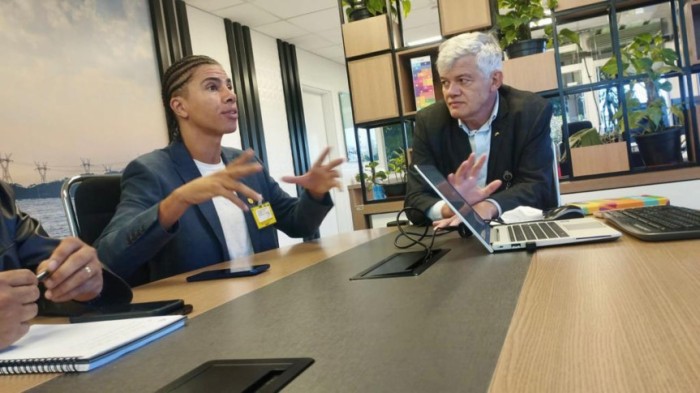 Renato Freitas e Carlos Carboni discutem apoio da Itaipu às comunidades periféricas do Paraná. / Créditos: Divulgação