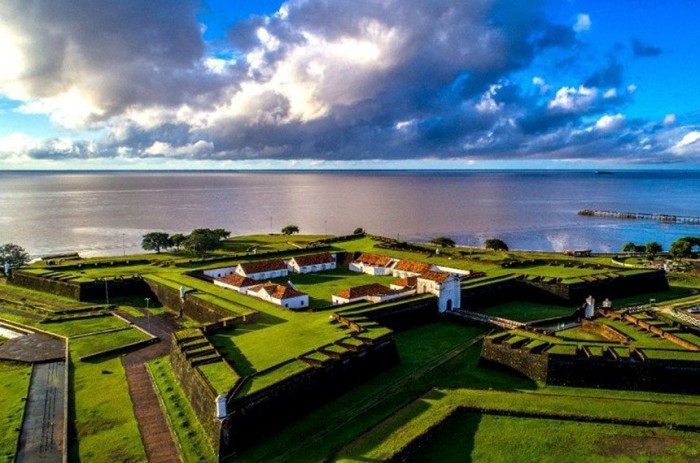 Construída no século XVIII, à beira do Amazonas, em reação a suposta invasão francesa, a Fortaleza de São José de Macapá é a maior fortificação do Brasil e deu origem à Vila de São José de Macapá, futura capital amapaense - Foto: Secom/GEA