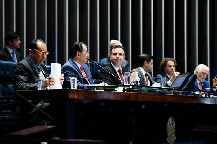 O presidente do Senado, Rodrigo Pacheco (centro), no debate entre governadores e senadores, entre eles, o relator da reforma tributária, Eduardo Braga (ao microfone) - Foto: Roque de Sá/Agência Senado